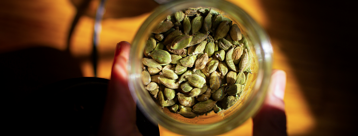 How to Use Cardamom Pods: Cracking, Whole vs Ground, and Why It Belongs in Your Bakes, Curries, and Drinks
